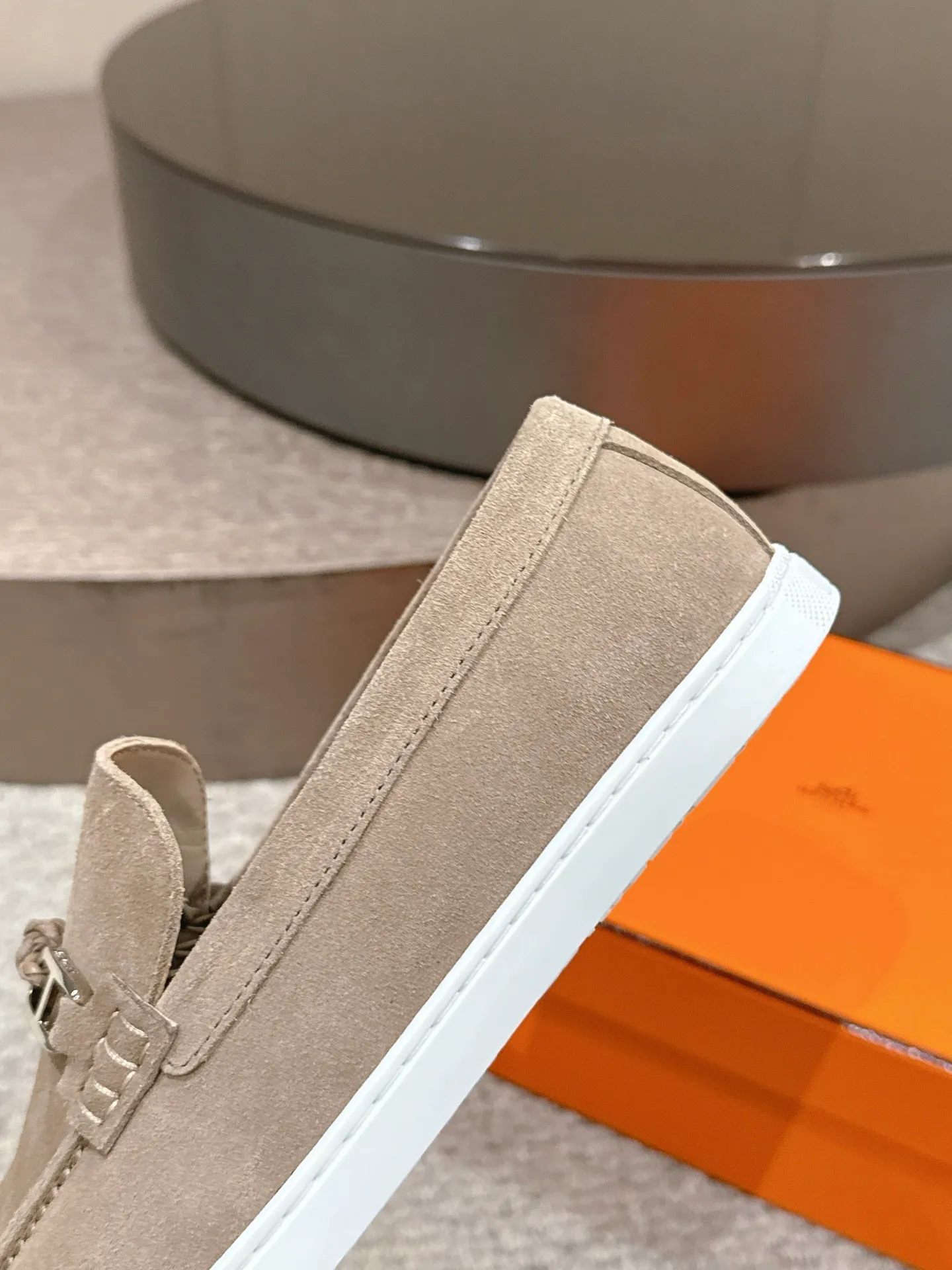 【ΗERMES】 P:540💰 Size: 39-45 (45.46. Customized) Hermes Men's Slip-on Loafers Lgnacio Series Couple's Loafers Casual Sports Shoes Original Purchase Development Made Goods This calfskin loafer is decorated with leather braiding and "Chaine d'Ancre" buckle. Fashionable nautical style loafers, ideal for land and seaside. Exquisite packaging at the delivery counter 🛍📦 Fabric: Original customized imported first-layer cowhide/cow suede Lining: Imported soft cowhide lining Sole: Original molded non-slip TPU material Bottom thickness: 2CM